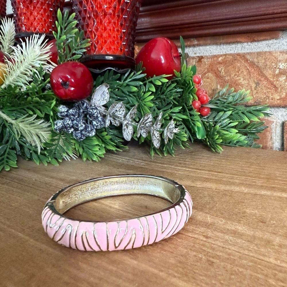 Vintage 1974 Elegant Pink Zebra Bangle Spring Close Oval Bracelet - Picture 3 of 10